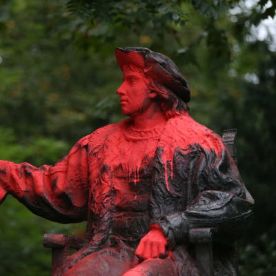 Kolumbuksen patsas oli tuhrittu maaliin Lontoossa.