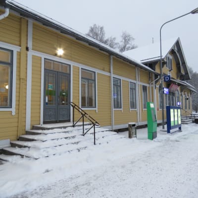 Karis stationshus, gult trähus. Vinter och snö.
