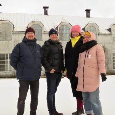 Fyra människor i vinterkläder står ute framför en stor gammal byggnad i grått. Huset är i Billnäs och kallas Ylä-Nikkari, Övre snickeriet. Personerna är Peter Nynäs, Mats Grönblom, Nina Sointu och Susanna Kankare