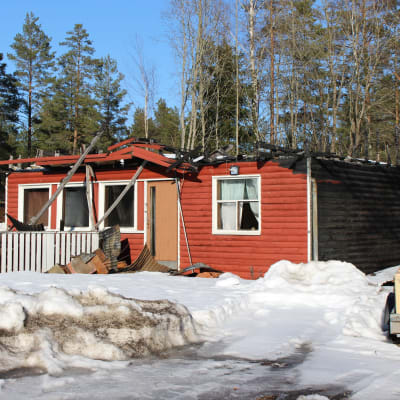 en kiosk som brunnit
