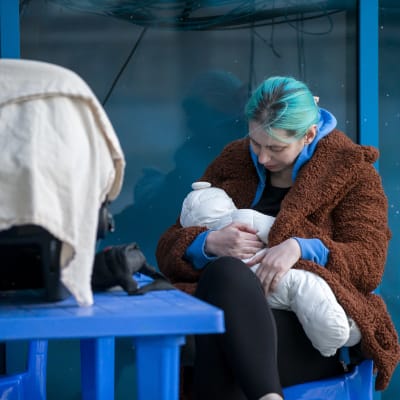 Ukrainalaisnainen vauvansa kanssa pakolaiskeskuksessa Moldovan pääkaupungissa Chișinăussa. Kuva toissapäivältä.