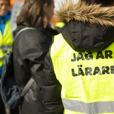 Bild från lärardemonstration vid Domkyrkotorget, Åbo.