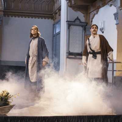skådespelare i biblisk pjäs i kyrka