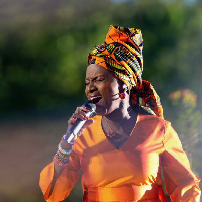 Angelique Kidjo uppträder på scen.