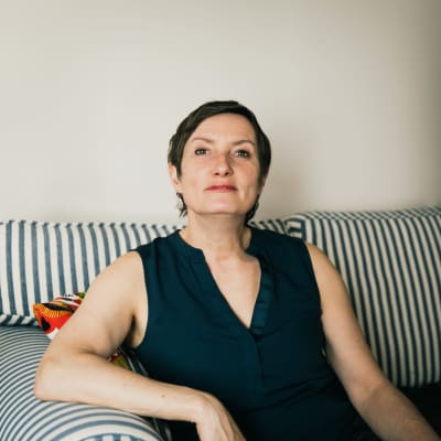 Annika Sylvin-Reuter ropar i en magafon