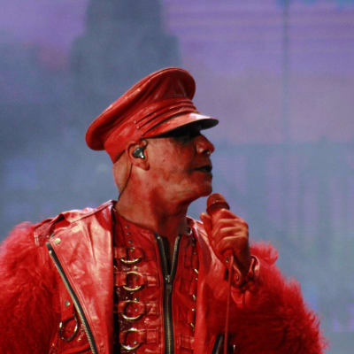 Punaiseen asuun pukeutunut Rammstein-yhtyeen Till Lindemann keikalla Meksikossa.