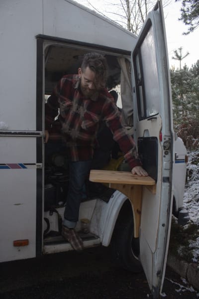 Jaakko Miettunen har flyttat in i en paketbil 