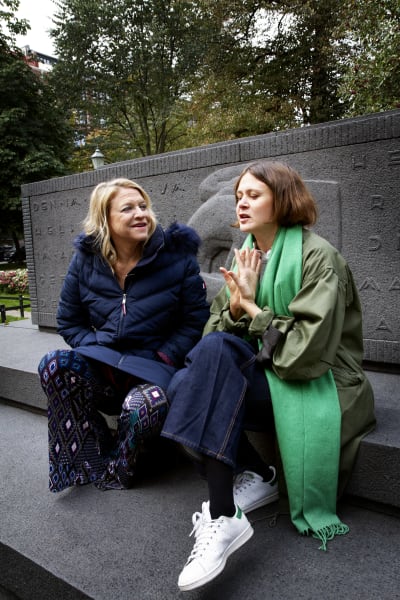 Brainwashed-dokumentin ohjaaja Nina Menkes ja luova tuottaja Inka Rusi istuvat Helsingin Vanhassa kirkkopuistossa.