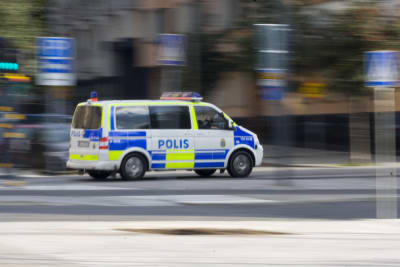 Svensk polisbil kör på gatan.