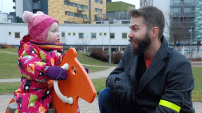 Lilla Ronja med sin pappa Jaakko i lekparken