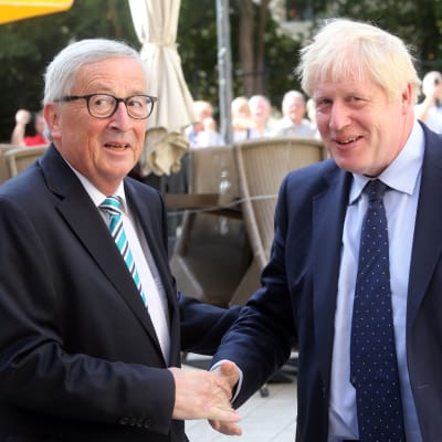 Storbritanniens premiärminister Boris Johnson skakar hand med EU-kommissionens ordförande Jean-Claude Juncker i Luxemburg.