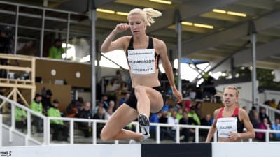 Camilla Richardsson hoppar över ett hinder.