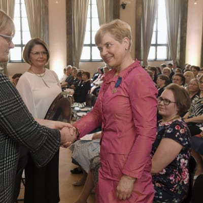 Pirjo Hartikainen får medalj på mors dag.