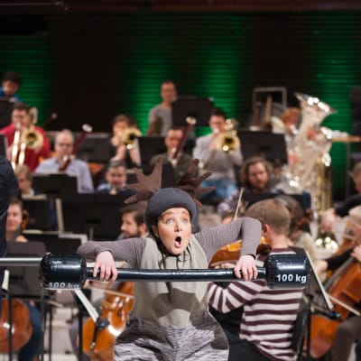 Radion sinfoniaorkesterin Piilometsän soitinsatu-konsertin kohtaus, jossa siili nostelee käsipainoa.