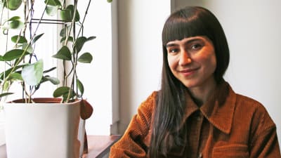 Laleh bredvid en krukväxt