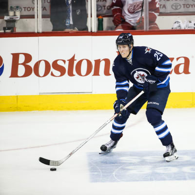 Patrik Laine för pucken in i zon för Winnipeg Jets.