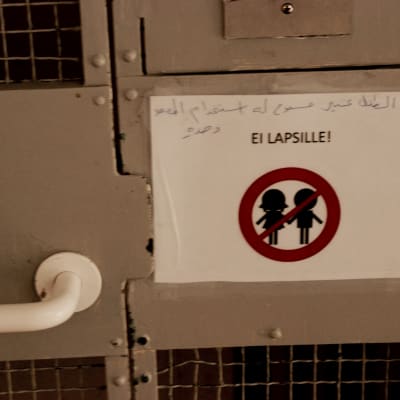 Skylt som förbjuder barn att åka hiss ensamma.