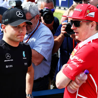 Valtteri Bottas och Kimi Räikkönen pratar, våren 2017.
