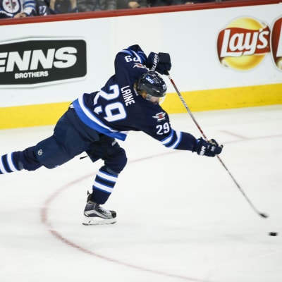 Patrik Laine skjuter, december 2016.