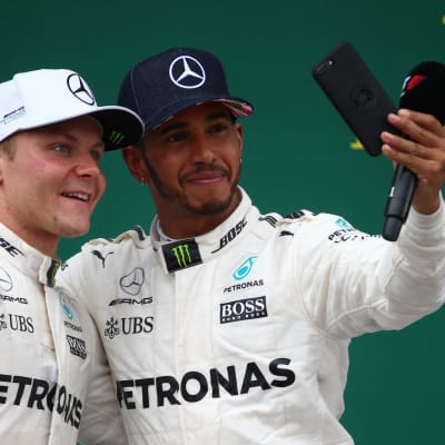 Bottas och Hamilton tar en selfie.