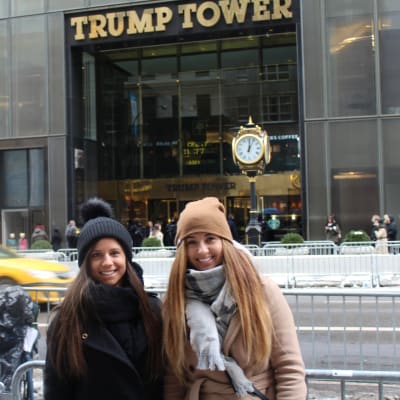 Olga Onishchuk och Julia Kholodyuk på Femte Avenyn utanför Trump Tower i New York.