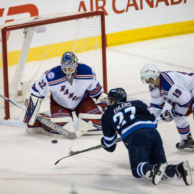 Antti Raanta räddar ett skott av Winnipeg-spelaren Nikolaj Ehlers.