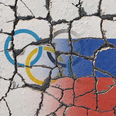 Olympiska ringar och Rysslands flagga.