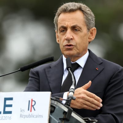 Nicolas Sarkozy talar till studerande i La Baule i Frankrike.