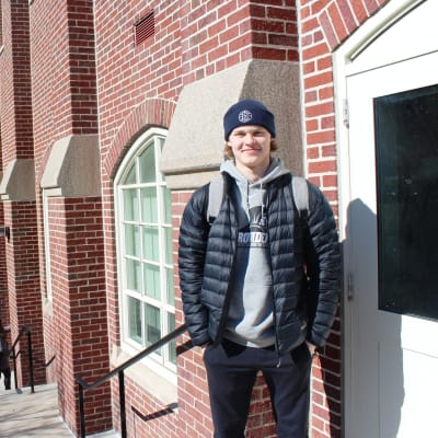Kasper Björkqvist utanför en av unversitetsbyggnaderna på Providence College i USA.