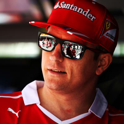 Kimi Räikkönen ler med solglasögon på.