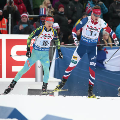 Norska ankaret Tarjei Bö förde in Norge på tredje plats i mixedstafetten som inledde skidskytte-VM i Oslo.