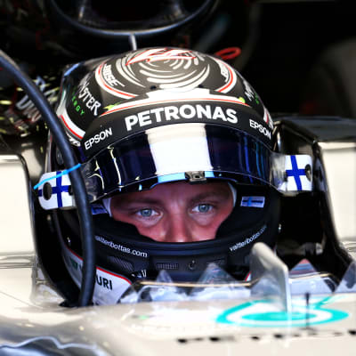 Valtteri Bottas sitter i sin bil.