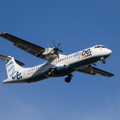 flybe nordics ATR-72 på väg att landa på Helsingfors-Vanda flygplats. (arkivbild)