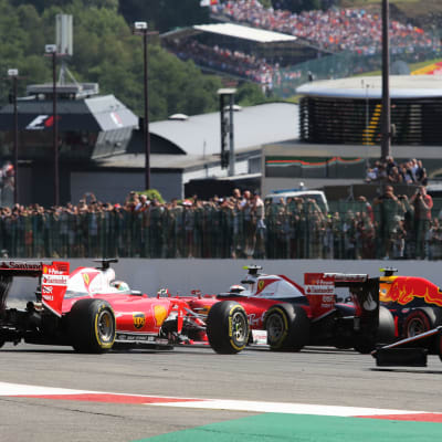 Sebastian Vettel, Kimi Räikkönen och Max Verstappen kolliderar, Spa 2016.