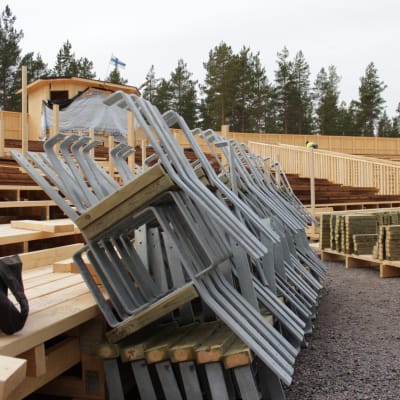 Scenbygget pågår för fullt i Harparskog.