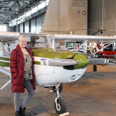 Gun Gustavsson i en hangar på Malms flygplats