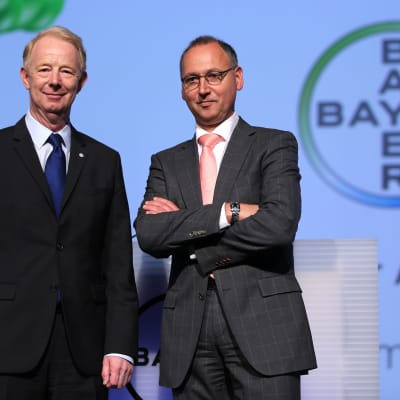 Bayers avgående styrelseordförande Marijn Dekkers  och hans efterträdare Werner Baumann under bolagsstämman i Köln den 29 april 2016.