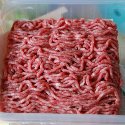 Öppnat förpackning med malet kött.