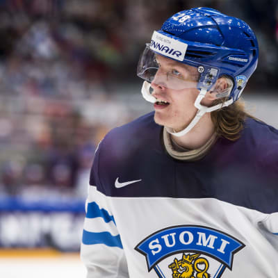 Ishockeyspelare andas ut under paus.