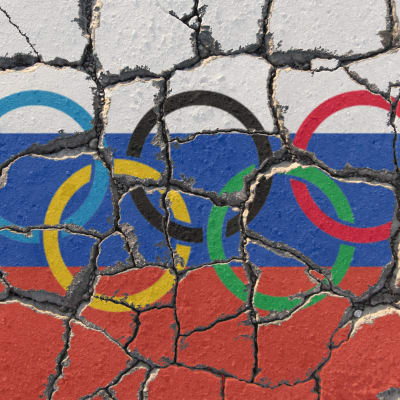 Kollage med de olympiska ringarna och Rysslands flagga.