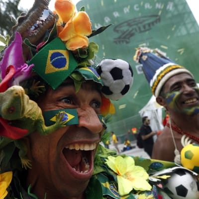 Brasilialaisia jalkapallofaneja Maracana-stadionin edustalla