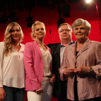 Bettina med gästerna Emma Schnitt, Juha Wiskari och Elisabeth Rehn