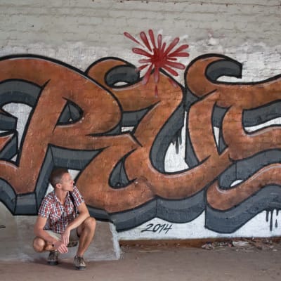 Jari Järvelä Rust-graffitin edessä