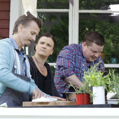 Paul Svensson och Michael Björklund tillverkar bastukorv.