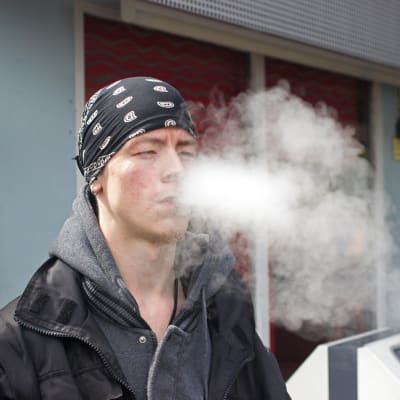 Kari Kärkkäinen tar ett e-cigarett bloss