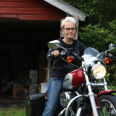 Nina Forsman på sin Harley Davidson