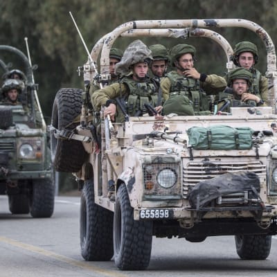 Israels armé patrullerar vid gränsen mellan Israel och Gaza.
