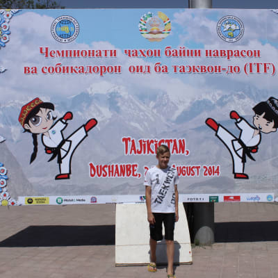 Rufus Kesti från Raseborg deltar i VM-tävlingarna i taekwondo i Dushanbe, Tadzjikistan.