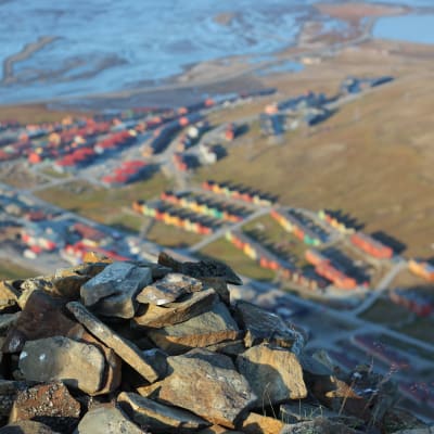 Longyearbyen uppifrån ett berg