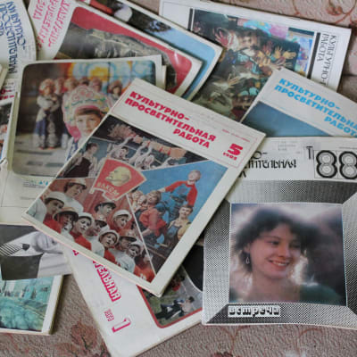 Sovjetiska tidningar från 80-talet i den övergivna kulturhuset i Pyramiden på Svalbard